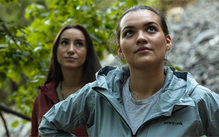 Jenter ute på tur i skogen med MoveOn-jakker
