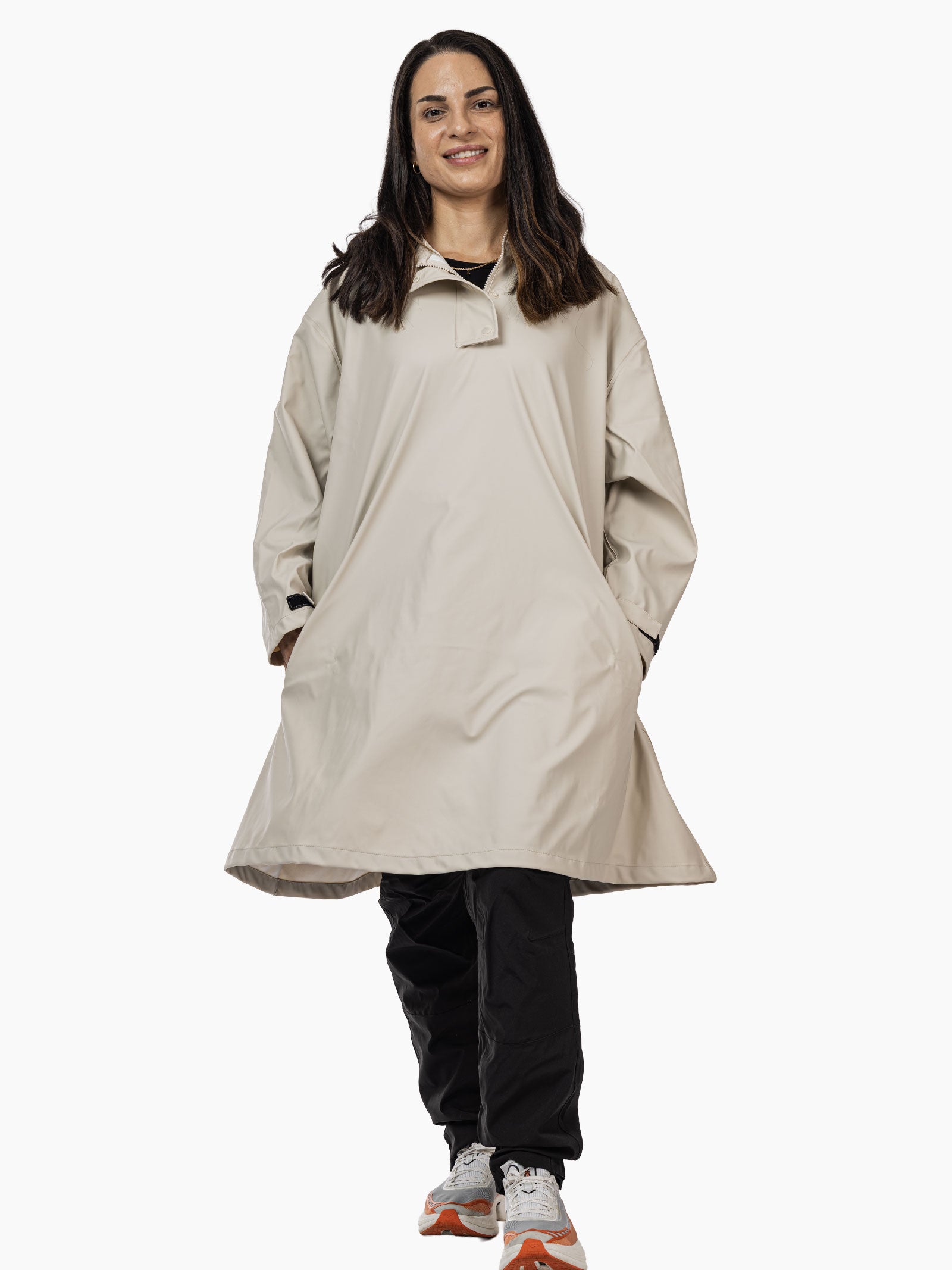 Pakketilbud – Ruskevær regnponcho + Lyngen turbukse til dame i Lys beige/Sort – kun 1 099 kr
